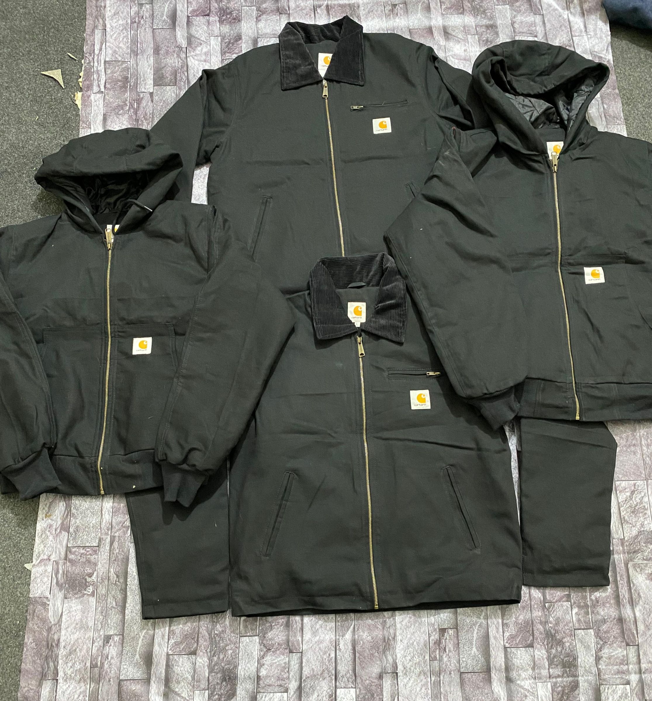 「Carhartt DetroitとActive Reworkedスタイルの黒いジャケット」