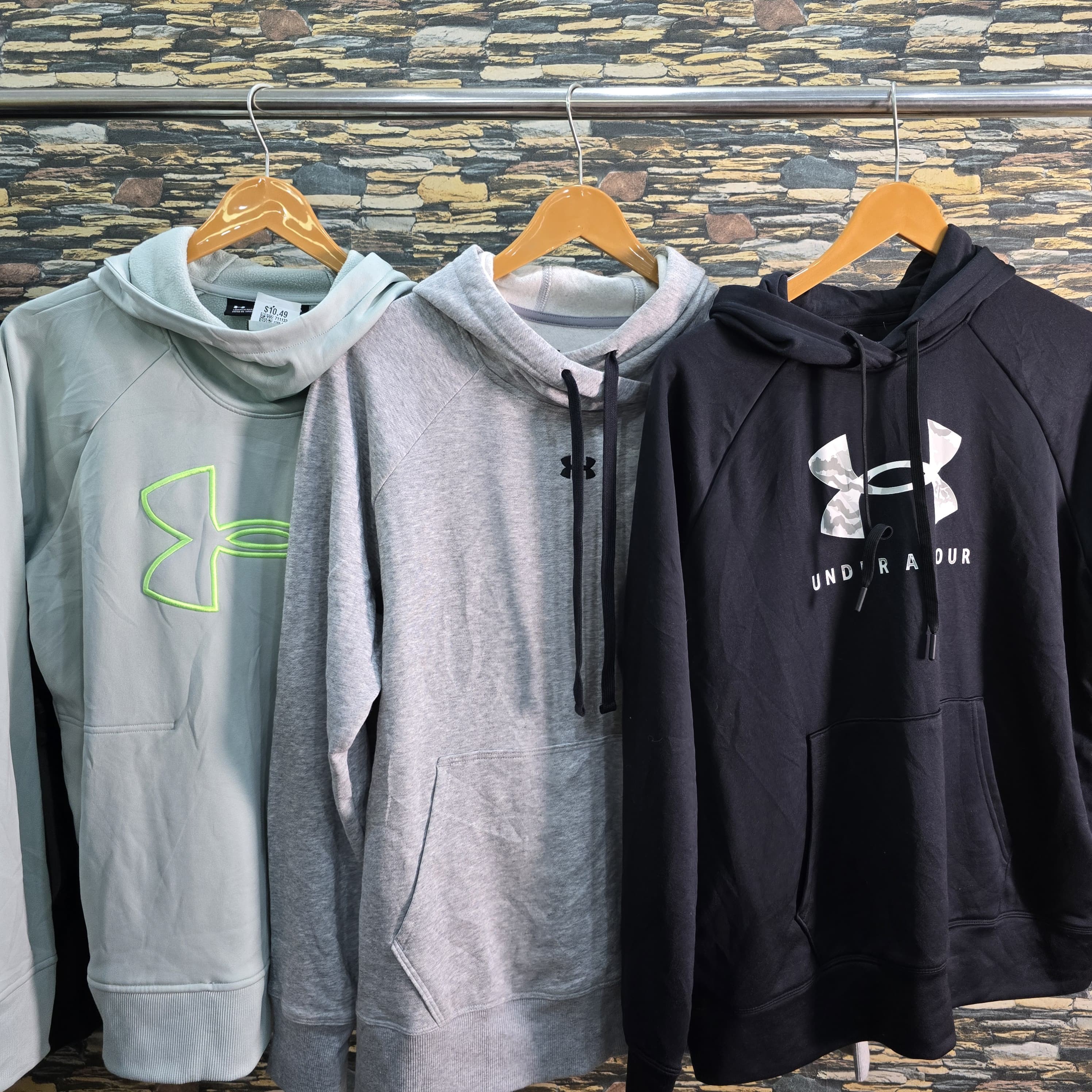 av-1381 under armour hoodies