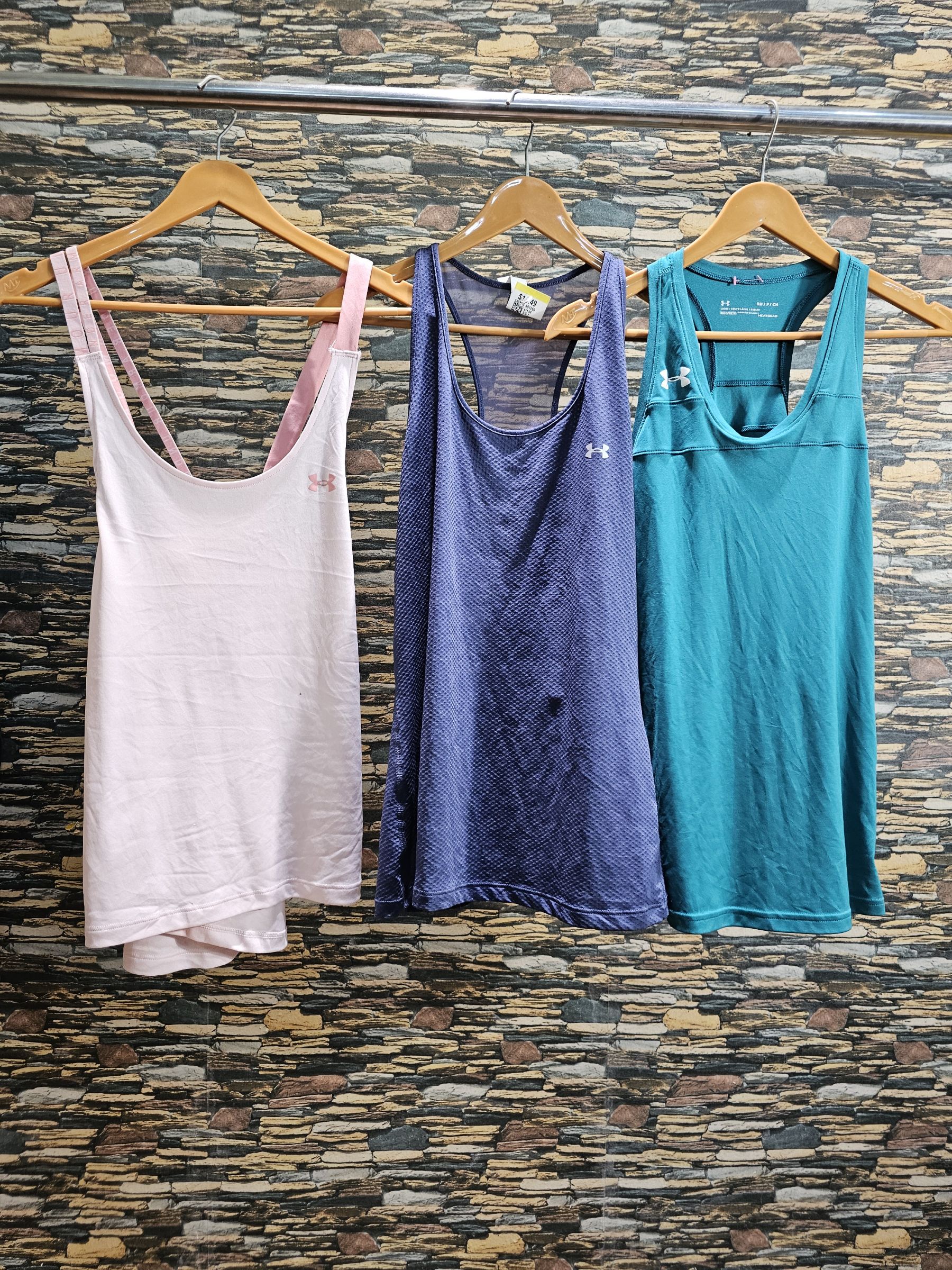 av-1946 under armour tank tops